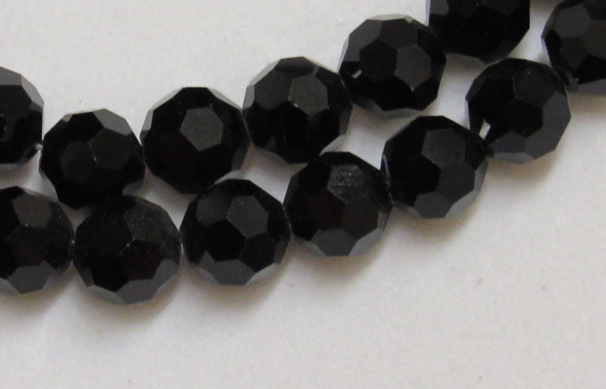 Faceted Glass Round Black 8mm